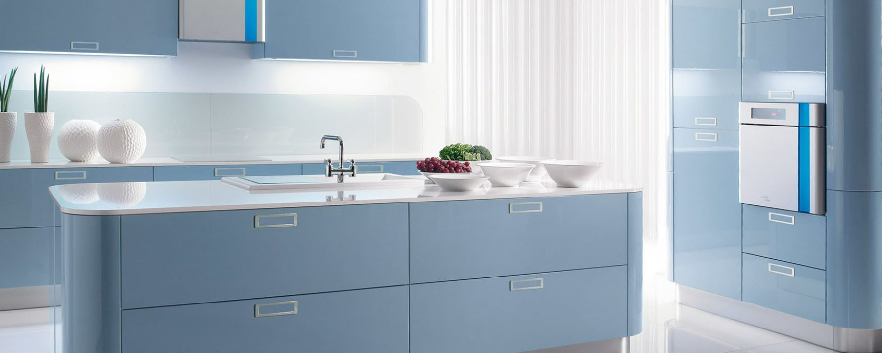 thiet-ke-phong-bep-dep-mau-xanh-da-troi-pastel